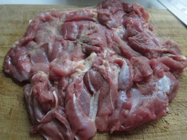 取1/4顆蛋白塗在雞肉面抓、拌均勻吸收，再撒上白胡椒粉。