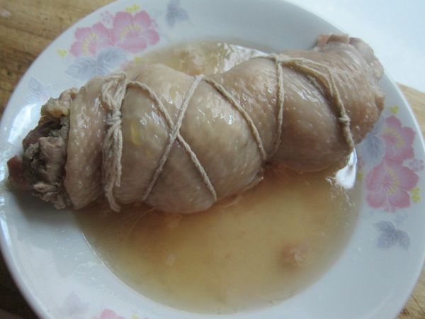 取出以鹽調味湯汁後放涼。