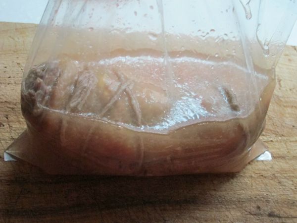 將雞腿捲和湯汁裝進塑膠袋內，壓掉袋內空氣，使雞肉完全被湯汁包覆住，進冰箱冷藏。