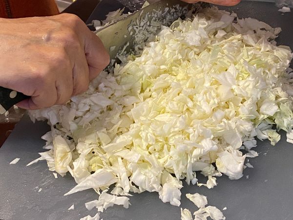 將高麗菜洗淨，切碎。
