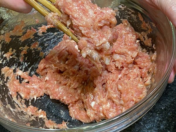 豬絞肉加入醬油、鹽巴、米酒、蛋，攪拌至出筋性與黏性。