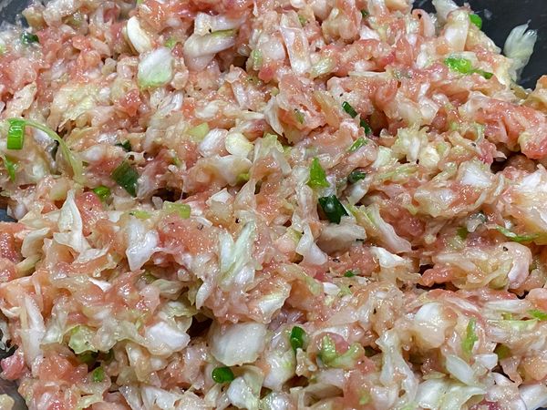 加入薑末、蔥、胡椒、水、高麗菜，攪拌均勻就完成水餃肉餡。