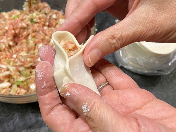 將皮對半黏，左右兩側開口收邊黏合就完成了。