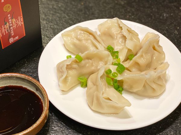 滾水煮熟即完成！混合勁辣醬方便的特製醬油與辣油，沾著水餃很開胃!