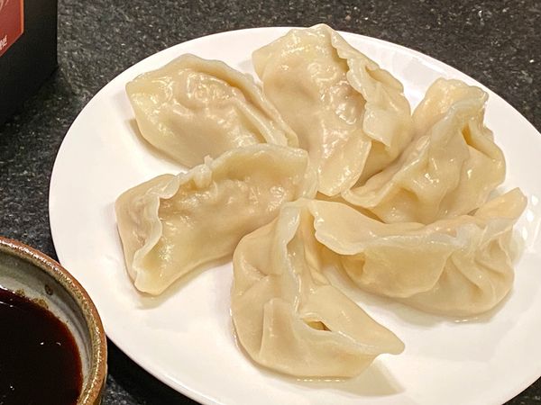 【同場加映:  紅油炒手(水餃版)】
將6顆水餃放入滾水，煮至浮起即可關火。