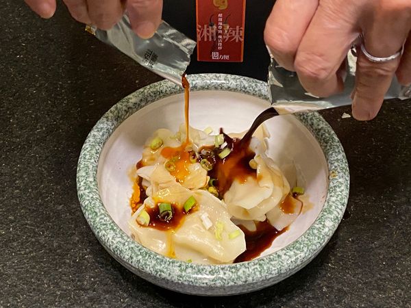 【同場加映:  紅油炒手(水餃版)】
醬方便紅油醬調製: 0.5包特製醬油、0.5包辣油、1小匙蜂蜜、蒜末混合均勻。