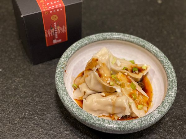 【同場加映:  紅油炒手(水餃版)】
淋在水餃上，撒上蔥花就完成囉~