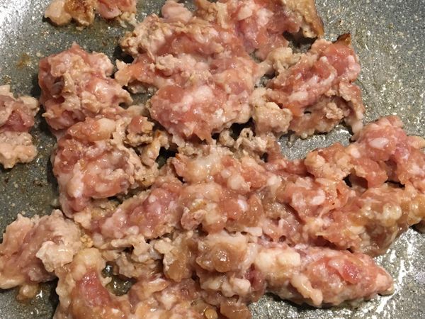 原鍋放入絞肉炒熟⋯