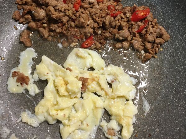 將剛剛沾豆腐的蛋液倒入鍋裡炒熟⋯⋯