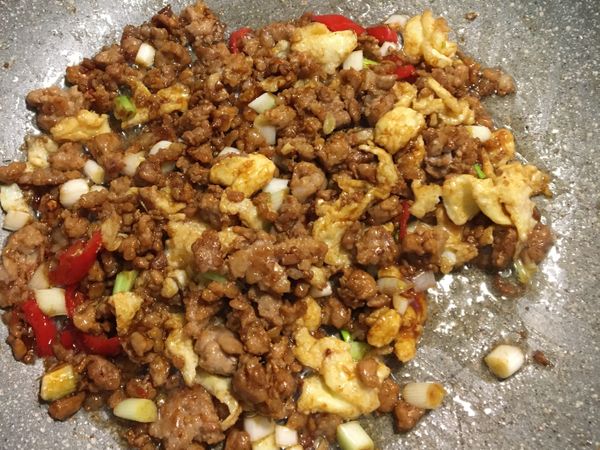 絞肉炒好備用⋯