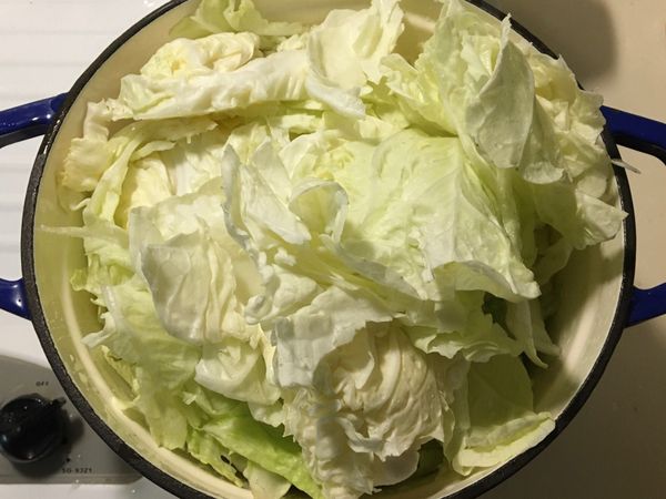 大白菜洗淨切大塊排在鍋裡⋯
