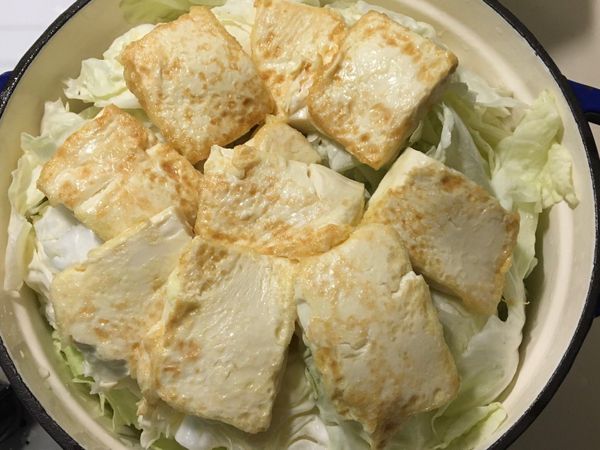 鋪上煎好的豆腐⋯