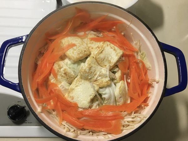 鋪上紅蘿蔔片⋯
紅蘿蔔用刨刀刨片。