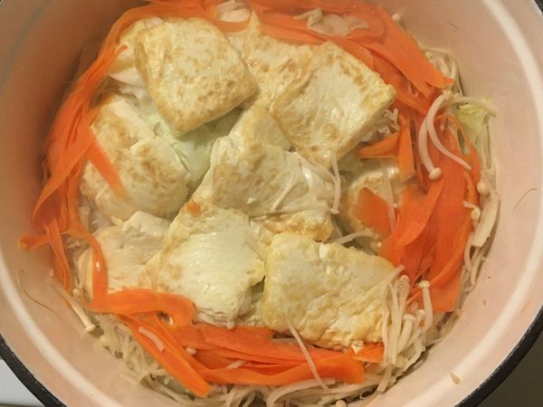 鍋裡加一米杯水；1小匙鹽，蓋上鍋蓋開小火將大白菜煮軟⋯