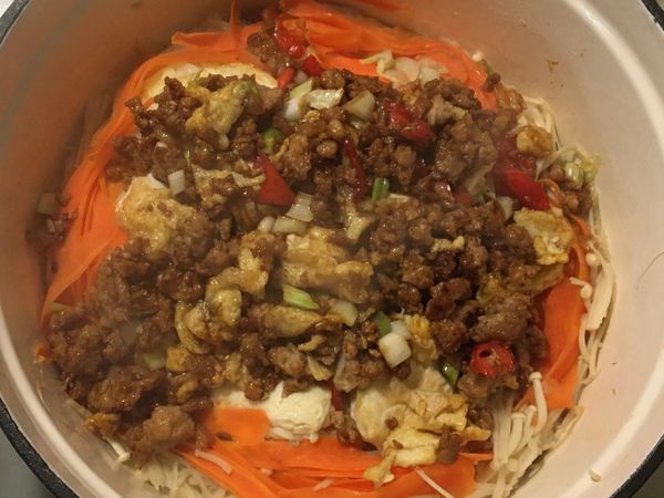 鋪上炒好的絞肉蓋上鍋蓋小火續滾約5分鐘⋯