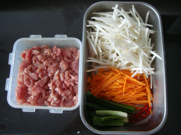 豆芽去頭尾，洗淨備用
胡蘿蔔切絲
韭菜切約3公分段
辣椒去子切絲
肉絲加米酒和日式醬油醃一下