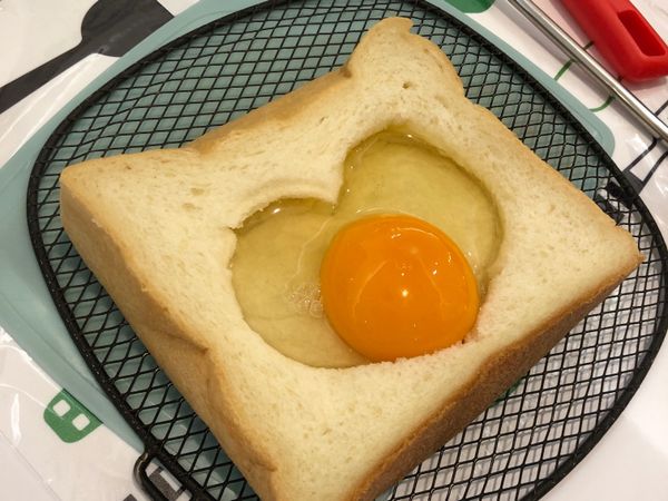 愛心完成後加入一顆蛋