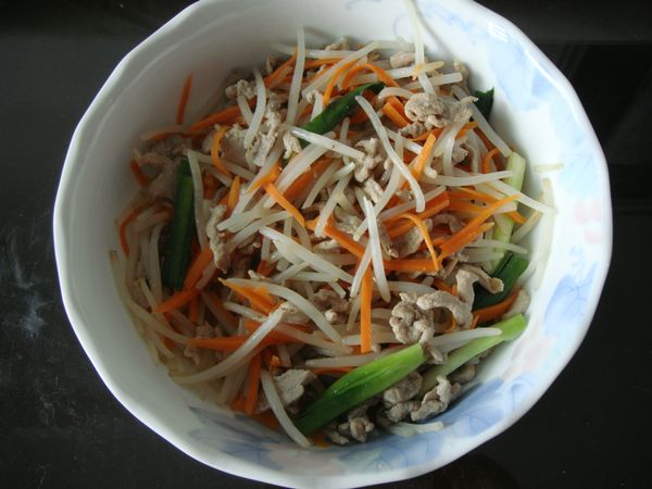 鍋加熱，加少量油，炒肉絲至9分熟
倒入穿燙過的豆芽和胡蘿蔔絲
加上韭菜段和辣椒絲，加上少許胡椒粉，調整味道
拌炒一下，完成