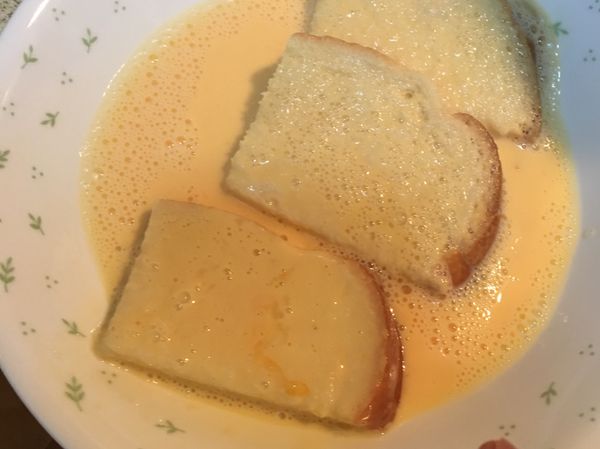 吐司切成喜歡的大小，二面沾上蛋奶液，不用泡太濕。