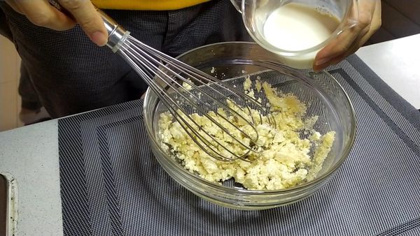 加入板豆腐、糖和豆漿，攪拌均勻。
