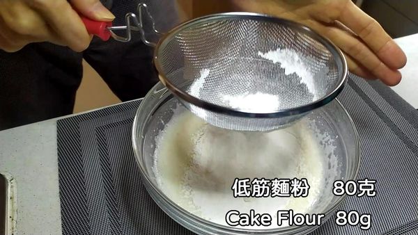 然後加入低筋面粉、可可粉和植物油，攪拌均勻。