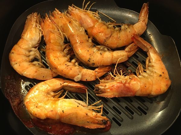 白蝦於煎烤盤乾煎，180度5分鐘。