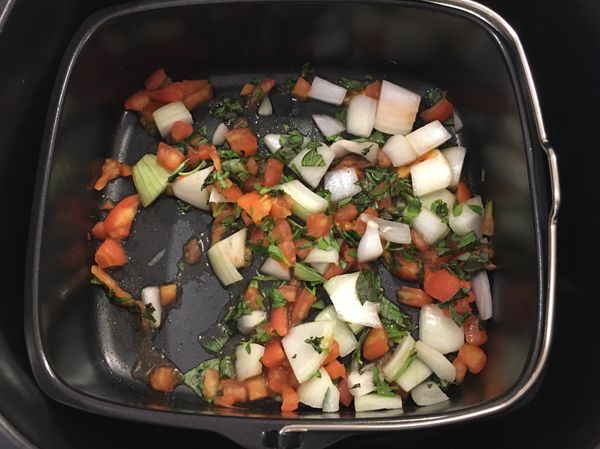 烘烤鍋放入洋蔥塊/蒜末/九層塔葉/蕃茄丁
及其他調味料拌勻，200度5分鐘炒香。