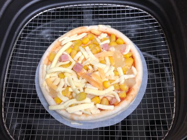 Pizza餅皮放上喜歡的食材（隨意放）
喜歡起司多一點，可以在多加點乳酪絲