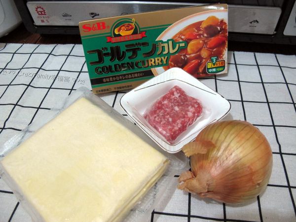 準備好洋蔥、絞肉、酥皮以及咖哩塊