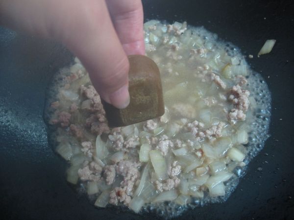 再加入一小塊咖哩塊(不限品牌、口味)，待咖哩塊後即完成咖哩肉醬內餡