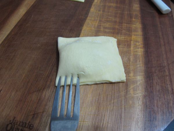 可以在酥皮接合處用叉子按壓，不僅美觀又可以密合