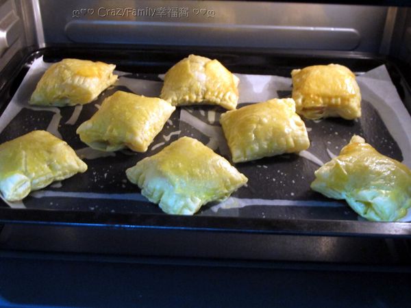 送入烤箱中設定150度C，約莫10~12分鐘即可