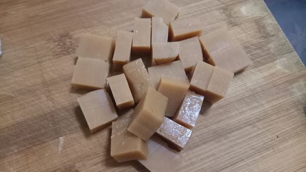 先將年糕切成一口大小