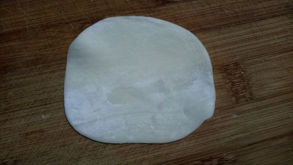 將水餃皮再桿平桿大一些