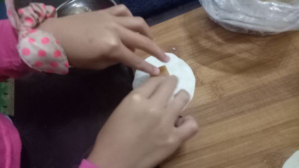 接著一片水餃皮包入一小塊年糕