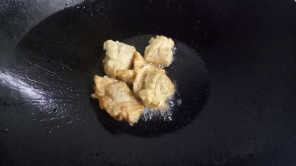 送入油鍋炸酥即可