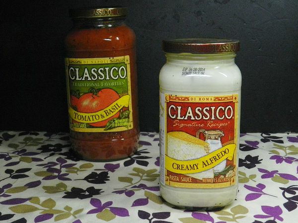 Classico這兩瓶義大利麵醬我都很愛，紅色的是Classico®番茄羅勒口味，白色的是Classico®香濃白醬口味