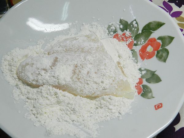 魴魚排切成三塊，沾麵粉