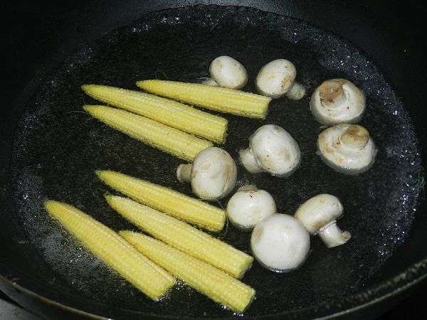 另起一鍋水，將蘑菇與玉米筍煮熟