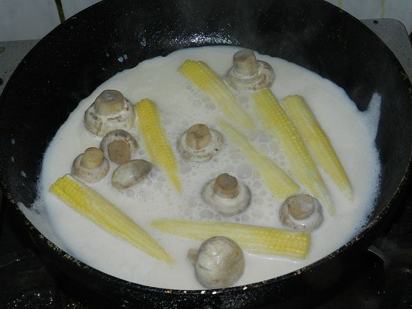 用三大匙水調三大匙Classico®香濃白醬口味煮開後放入青菜燴一下！(醬汁的濃度可以依照個人喜好調製)