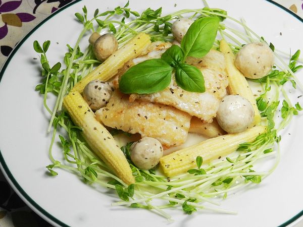 將煮好的材料排盤，灑上羅勒粉就可以上菜囉~