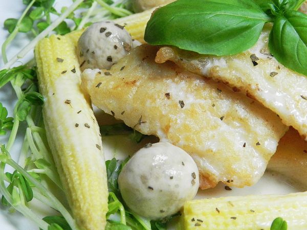 源自愉羅馬的香濃白醬帶有起司的味道，搭配上黑胡椒，會讓人忍不住一口接一口！簡單又快速就可以完成一道料理囉！