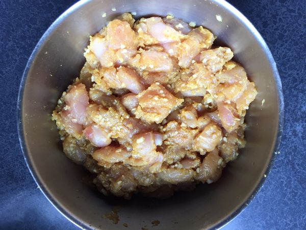 雞里肌切小丁,以醃料抓勻醃半小時