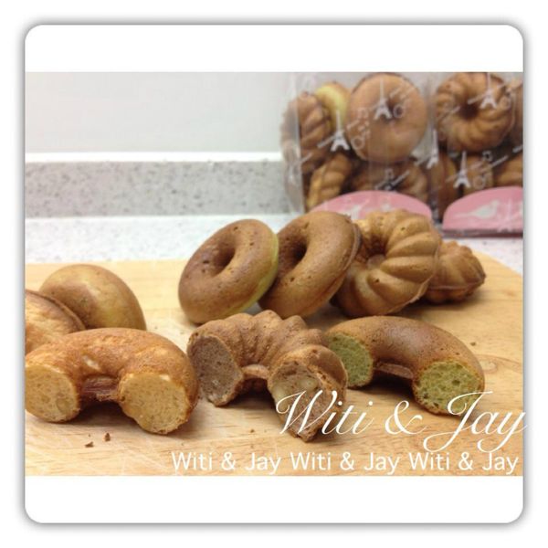 將[原味麵糊]、[可可麵糊]、[抹茶麵糊]分別調勻，鬆餅機烤盤預熱5分鐘，抹上油，勺入麵糊，蓋上蓋悶烤4~5分鐘