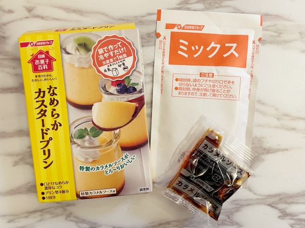 準備一盒日清卡士達布丁粉，裡面有一包布丁粉及焦糖漿。