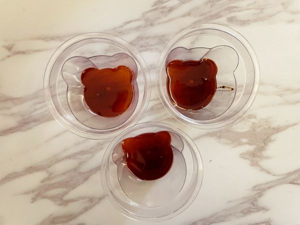 將焦糖漿倒入布丁容器內。