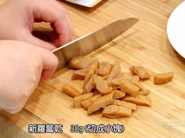把青春菜脯30克切成小塊狀