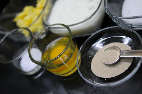 所有[ 材料 1 ] , 除牛油外 , 攪拌至光滑 , 不沾手 , 加入牛油溶液 ,

如果用攪拌機 , 除牛油外 , 所有材料慢速攪拌 2 分鐘 , 中速 2 分鐘 至不沾攪拌內缸 ,