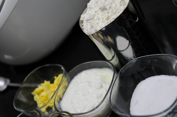 加入牛油攪拌 - 慢速 2 分鐘 , 中速 8 分鐘 , 快速 1 分鐘至光滑為止