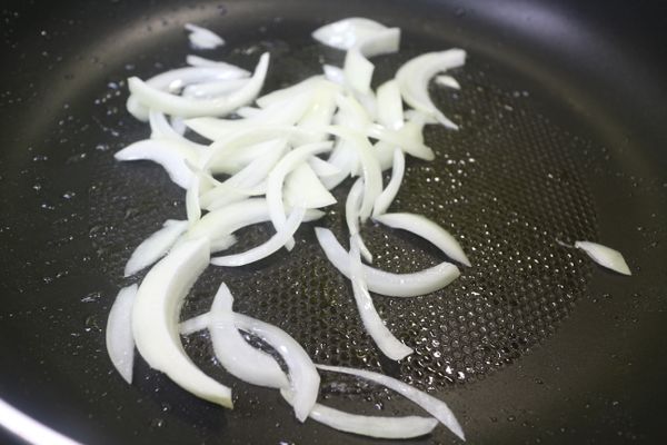 鍋中先炒香洋蔥絲